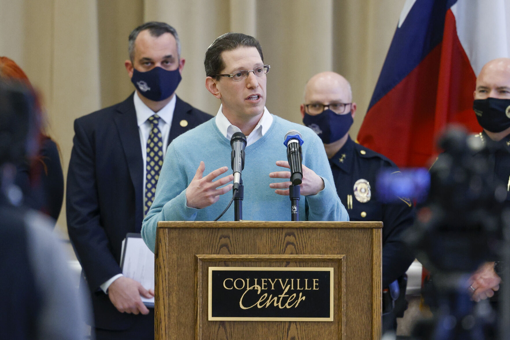 Rabbi Cytron-Walker at podium